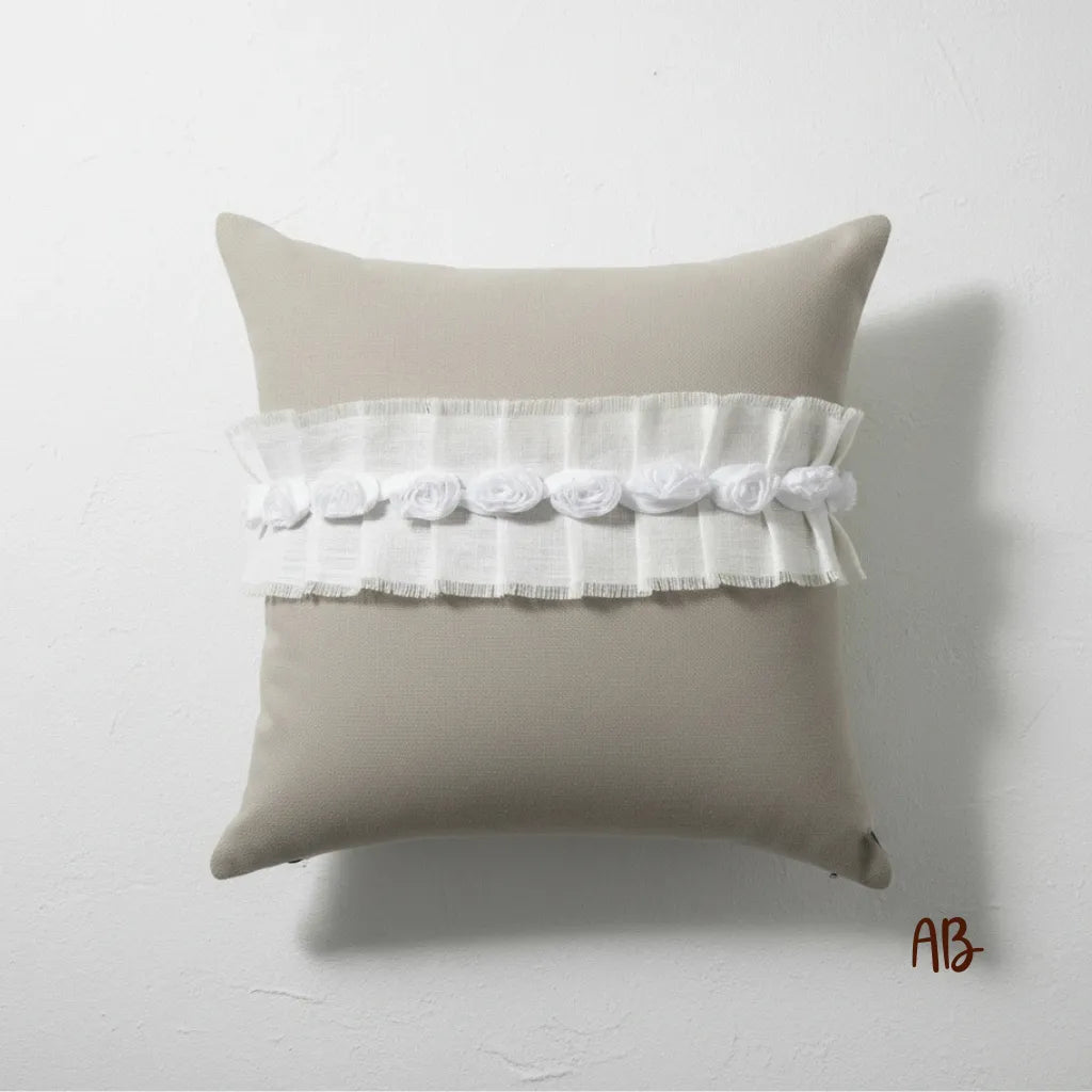 Cuscino arredo in cotone con bordo applicato colore corda