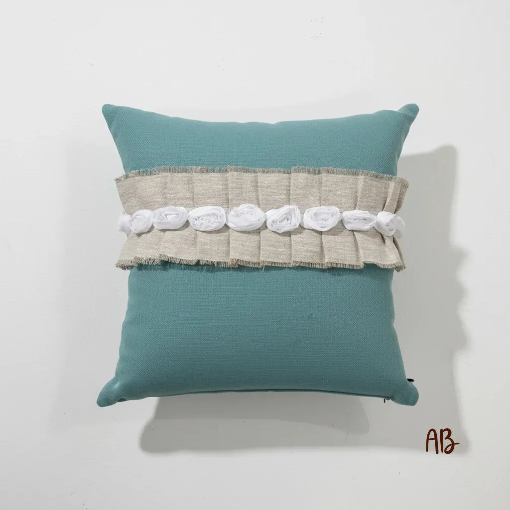 Cuscino arredo in cotone con bordo applicato colore tiffany