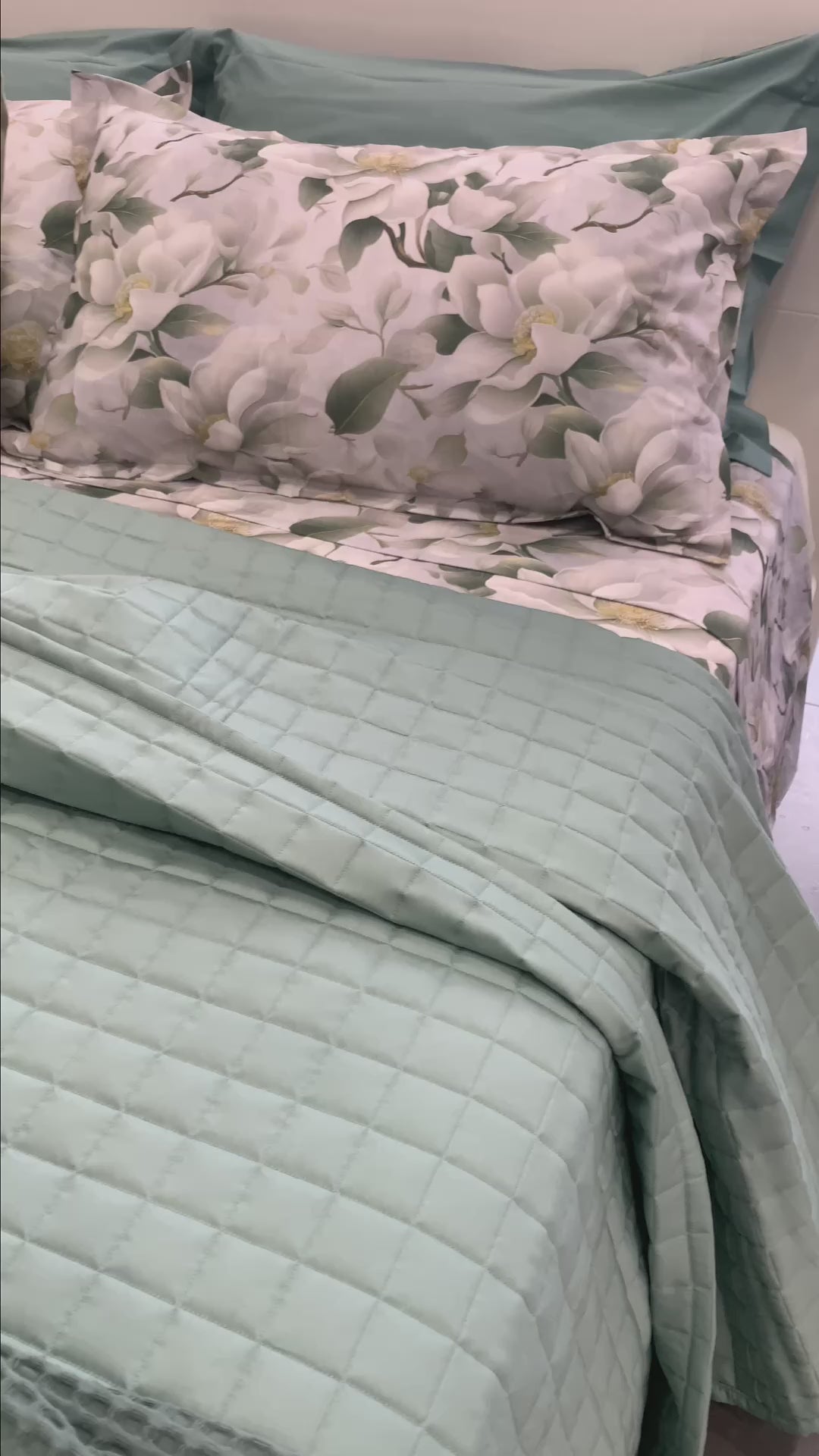 Carica video: Abbinamento elegante per la camera da letto con lenzuola in percalle di cotone, trapuntino leggero in raso e copriletto a nido d’ape coordinato in tonalità primaverili.