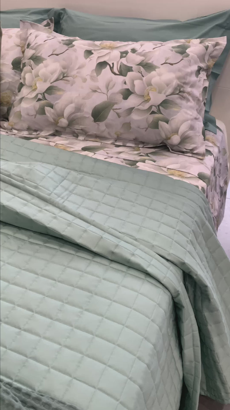 Abbinamento elegante per la camera da letto con lenzuola in percalle di cotone, trapuntino leggero in raso e copriletto a nido d’ape coordinato in tonalità primaverili.