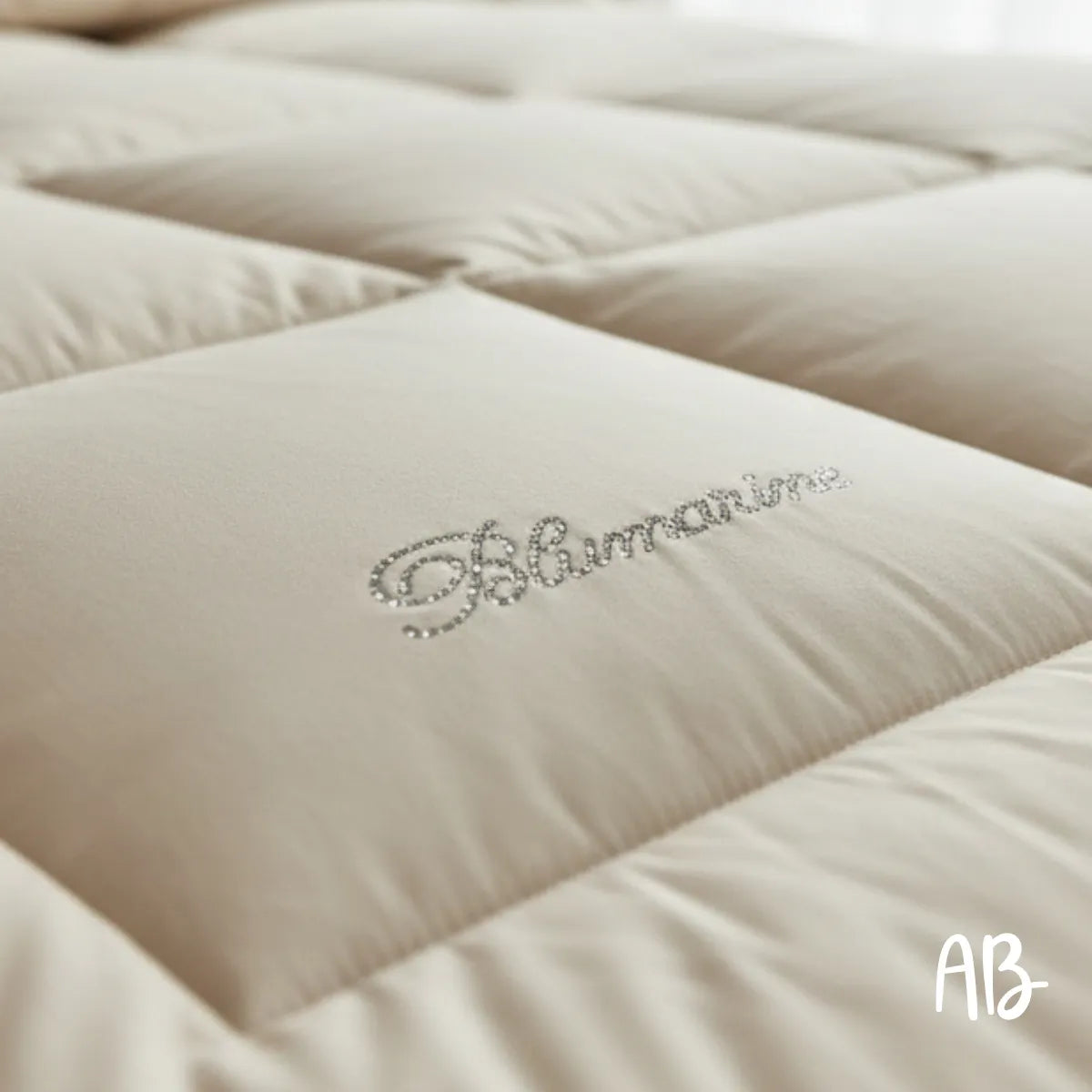 Trapunta in raso di cotone Blumarine Lory con focus sullo swarovski